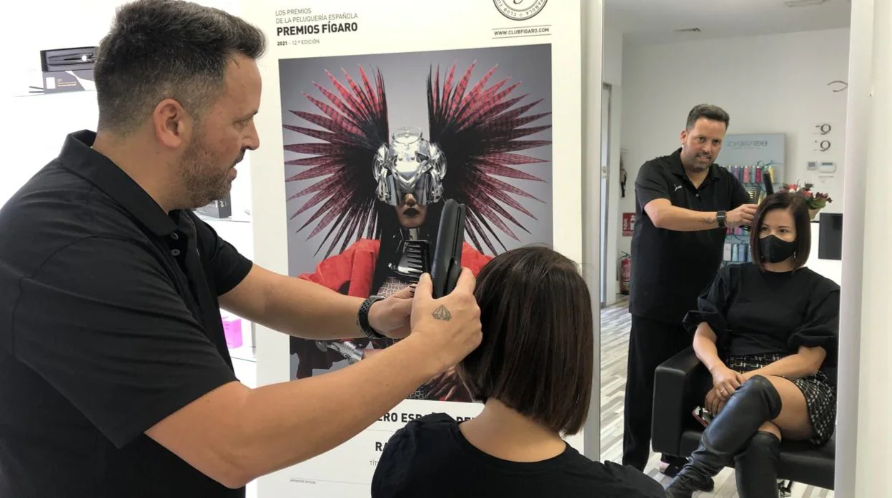 El mejor peluquero de España peina a los 'guerreros de la luz' en Málaga