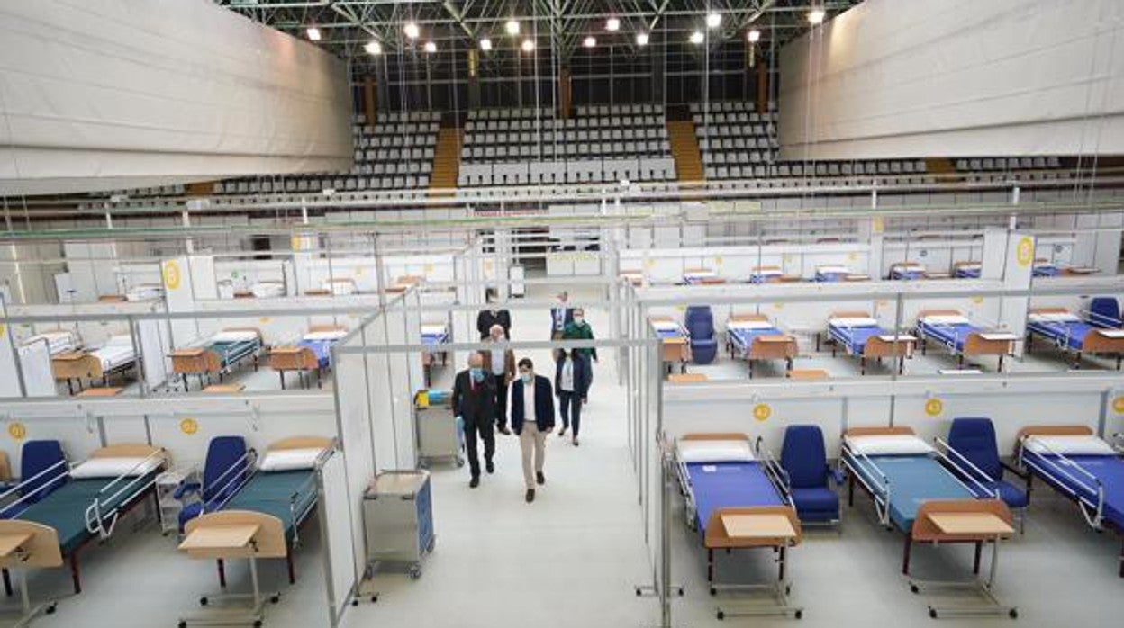 Imagen del hospital de Carranque durante la visita del presidente andaluz Juanma Moreno