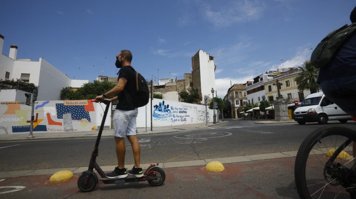 Un joven circula por la Ribera en su patinete eléctrico