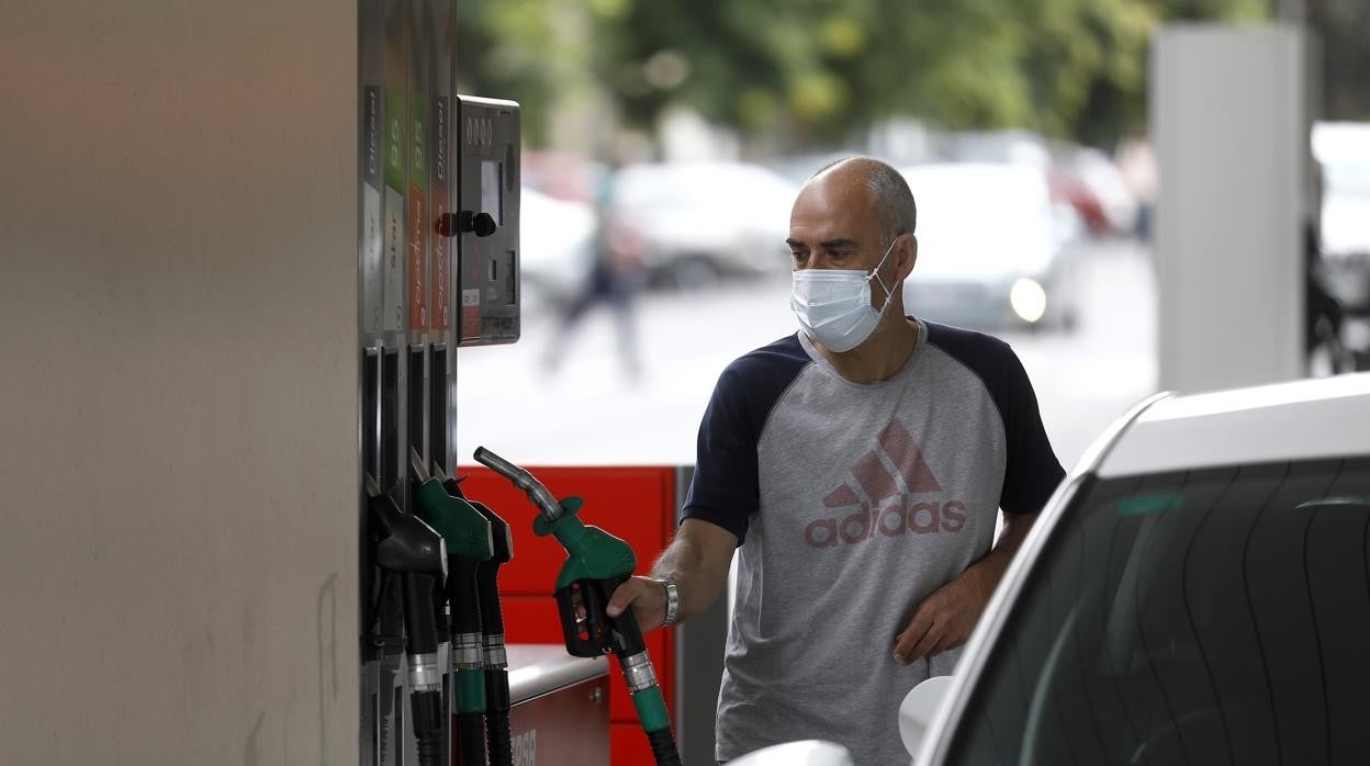 Un hombre reposta en una gasolinera de la ciudad