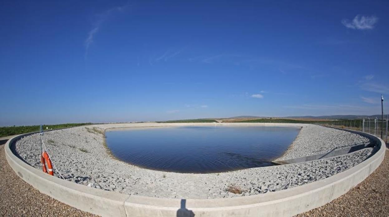 Un fotógrafo retrata las infraestructuras de canalización del embalse de Melonares, en Sevilla, uno de los principales recursos para el abastecimiento de agua en la provincia