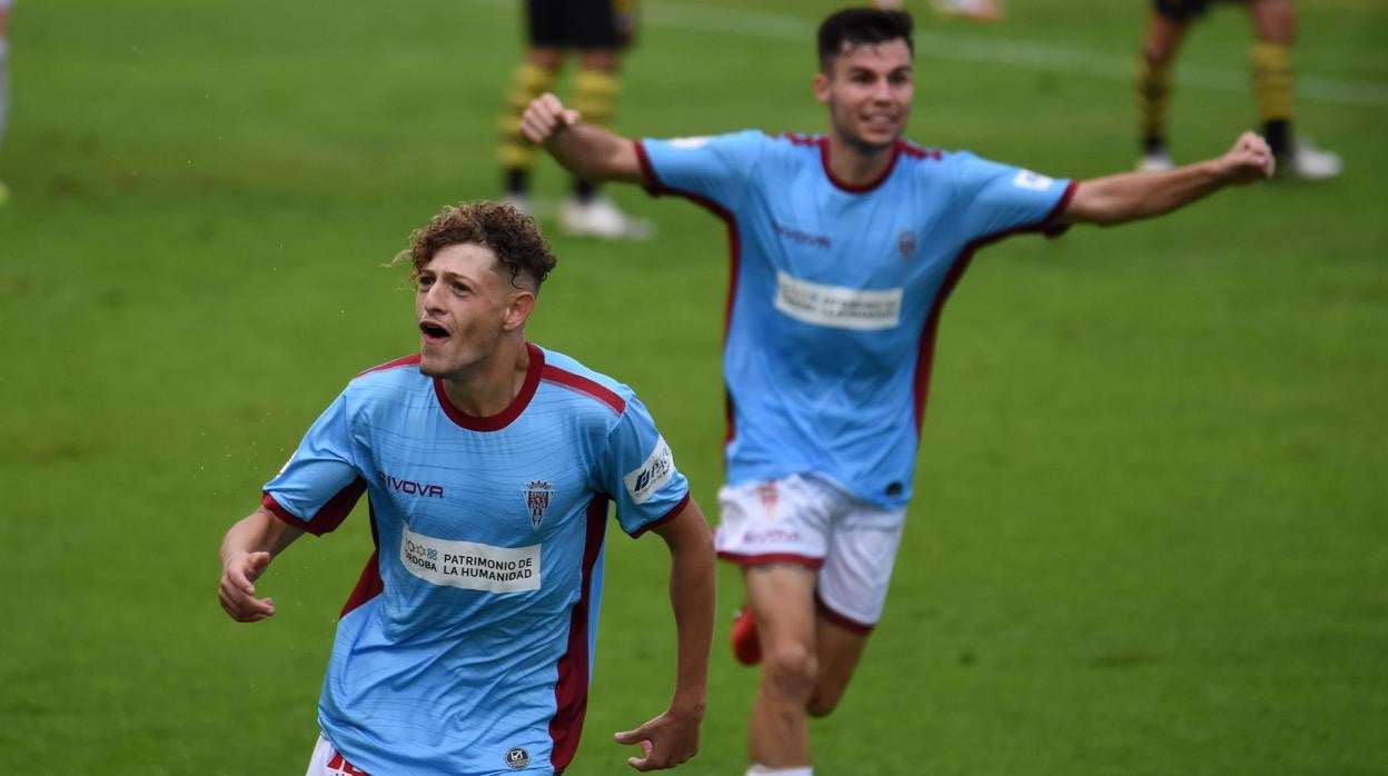 Simo y Luismi celebran el gol del triunfo ante el San Roque de Lepe