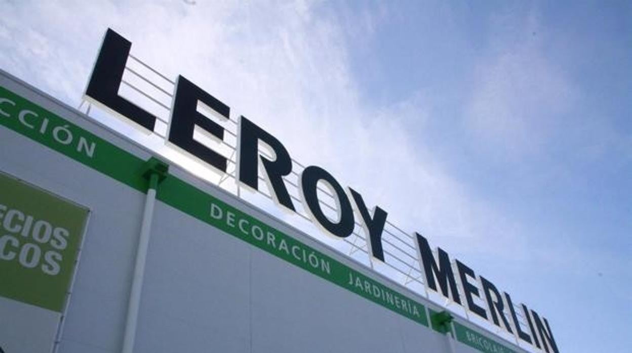 Entrada de una tienda de Leroy Merlin