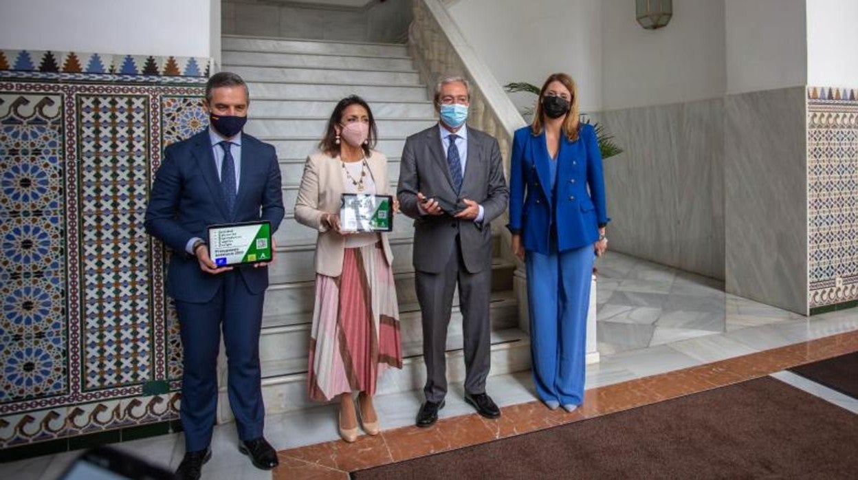 El consejero de Hacienda, Juan Bravo; la presidenta del Parlamento, Bosquet, el consejero Velasco y Elena Sumariva