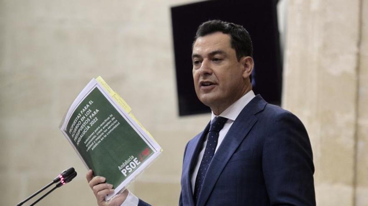 Imagen del presidente de la Junta en el debate parlamentario del estado de la región donde se habló de los presupuestos para 2022