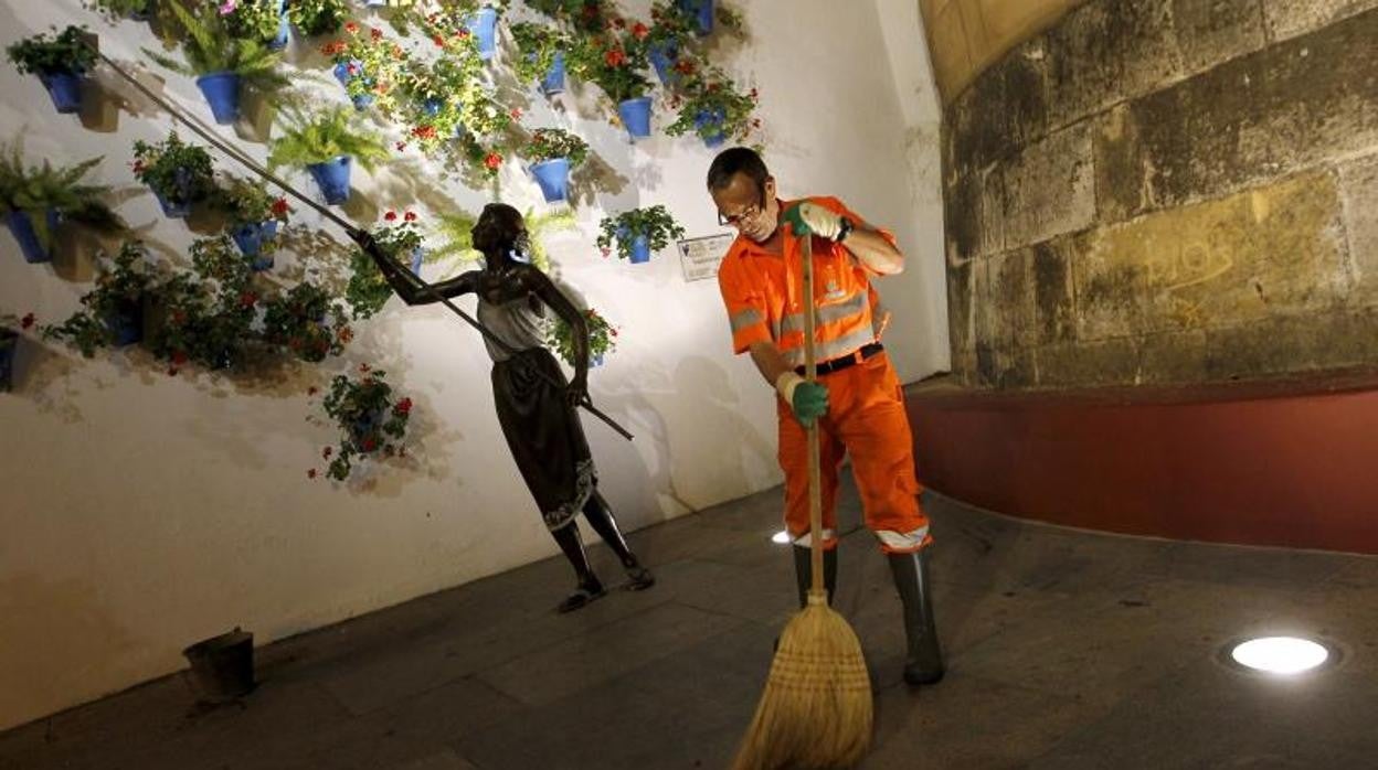 Barrendero de Sadeco en una imagen de archivo