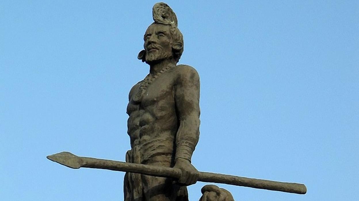 Monumento a Gonzalo Guerrero, "padre del mestizaje" en México, náufrago español del siglo XVI quien renunció a su patria de origen, a su rey y a su religión y se quedó con los mayas entre quienes había fundado familia. Ubicado en un extremo del Paseo de Montejo de Mérida, Yucatán, en contraposición al de los Montejo a quienes combatió durante la guerra de conquista de Yucatán.