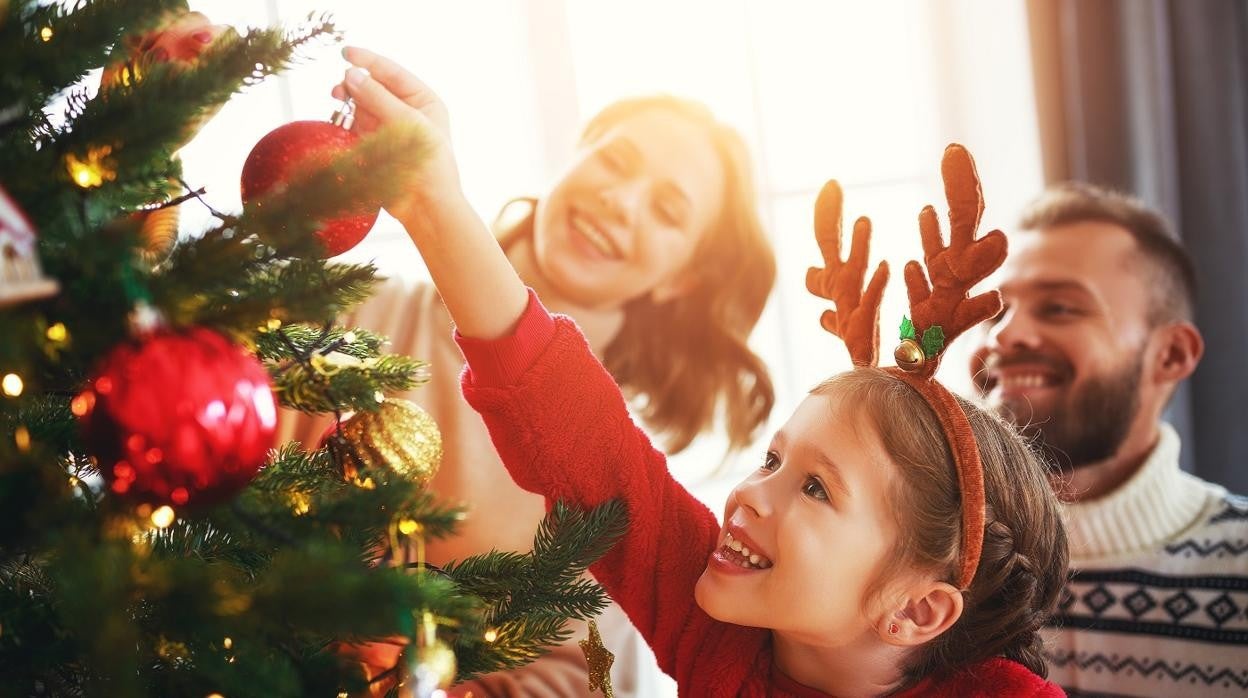 Un árbol de Navidad llena de ambiente el hogar