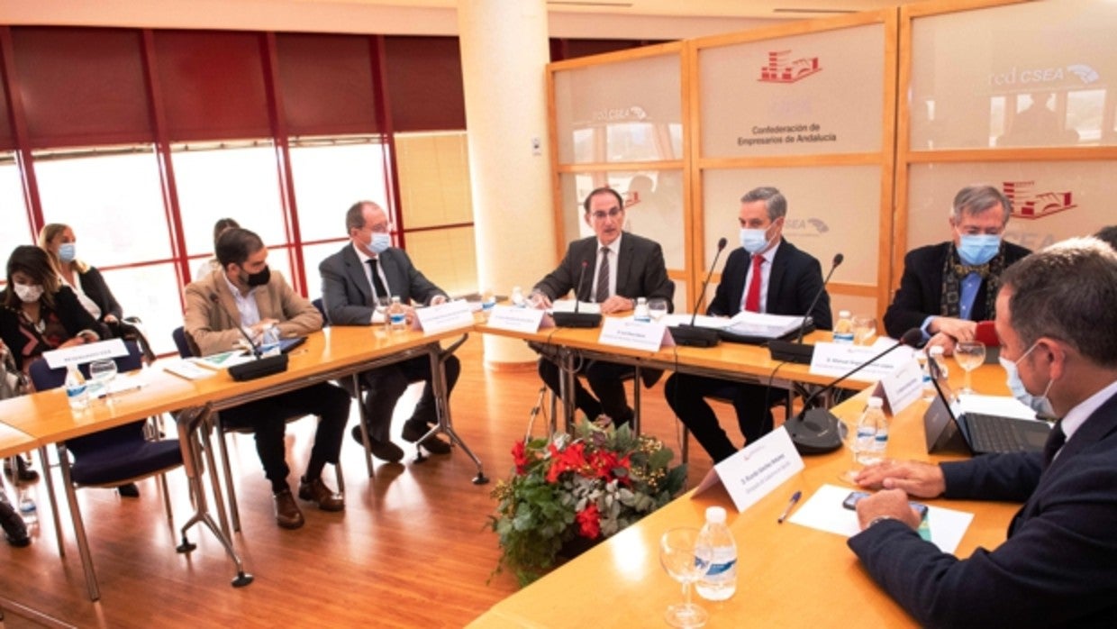 Un momento de la reunión con el consejero de Hacienda en la sede de la CEA