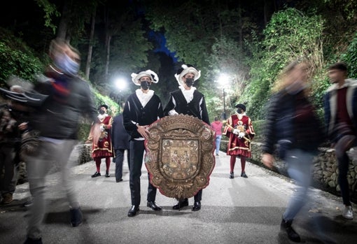 Comitiva histórico de camino a la Capilla Real