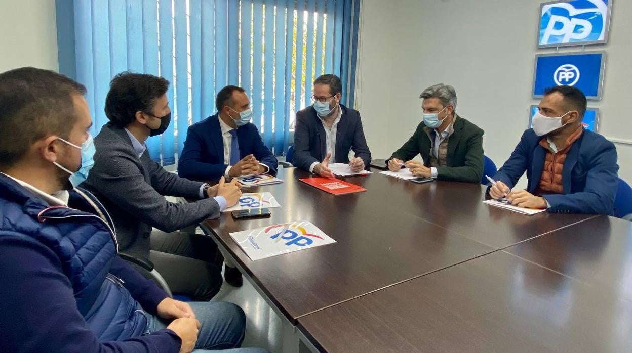 Los presidentes del PP de Granada y de Córdoba, en el centro, durante la reunión de trabajo