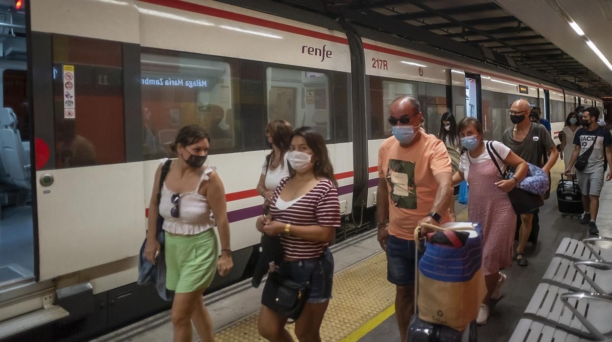 Viajeros en el tren de Cercanías de Málaga a Fuengirola