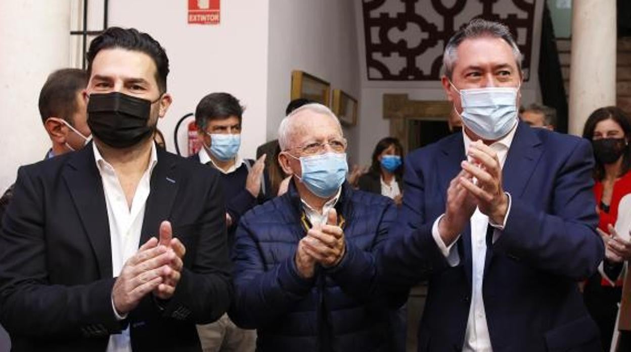 Noel López, secretario de Organización, Manuel Pezzi, presidente del PSOE, y Juan Espadas, secretario general del PSOE