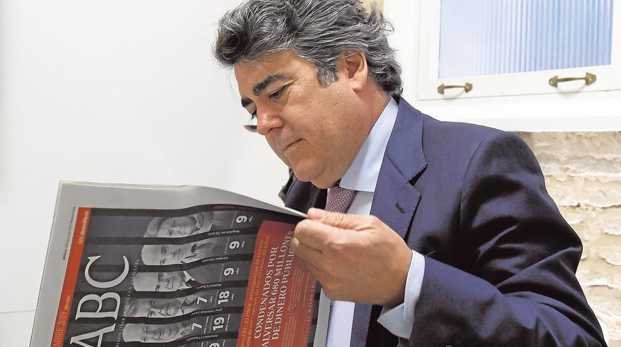 Luis García Navarro, en su despacho, con el ejemplar de ABC el día que se publicó la sentencia