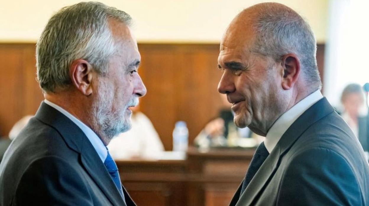 José Antonio Griñán charla con Manuel Chaves en un receso del jucio celebrado en Sevilla en 2018