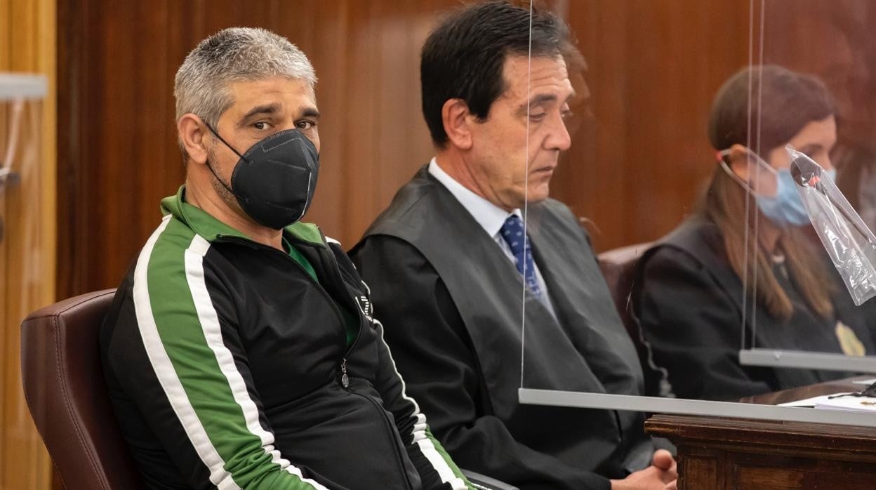 Bernardo Montoya, el presunto asesino de Laura Luelmo, en el juicio junto a su abogado