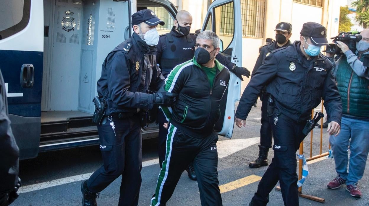 Bernardo Montoya a su lelgada al Psalacio de Justicia de Huelva