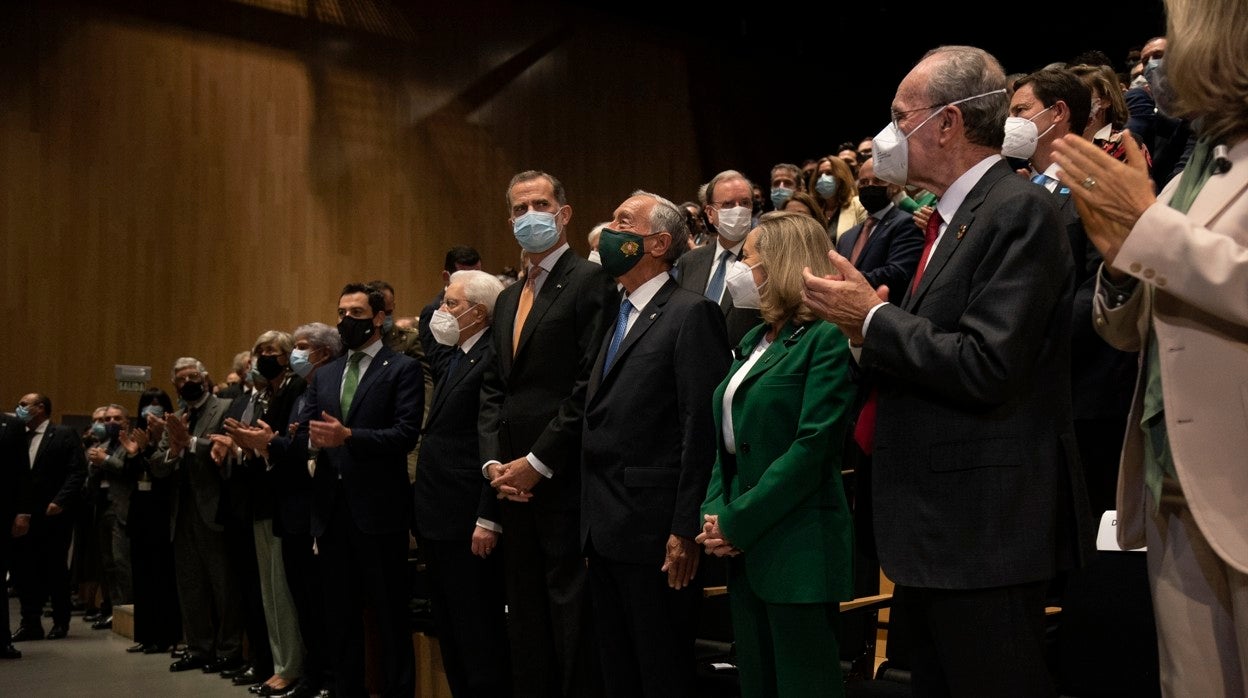 Nadia Calviño, junto al presidente portugués, el Rey, el presidente italiano, Juanma Moreno y, a su izquierda, el alcalde de Málaga