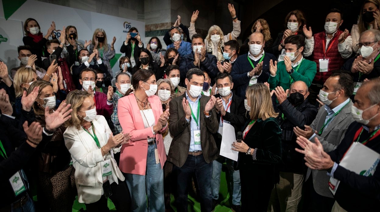 Juanma Moreno, aclamado tras la proclamación de los resultados