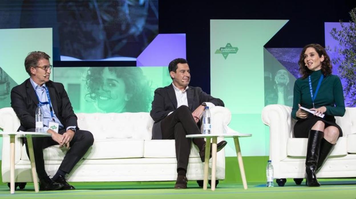 Juanma Moreno, ayer junto a Isabel Díaz Ayuso, el presidente gallego, Alberto Núñez Feijóo, y el castellanoleonés Alfonso Fernández Mañueco