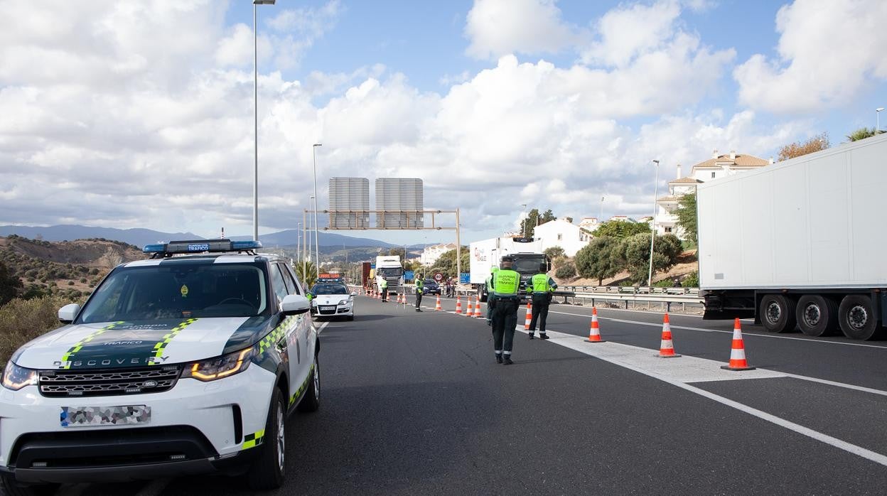 Un motorista muere al chocar con un camión parado en un piquete informativo Cádiz