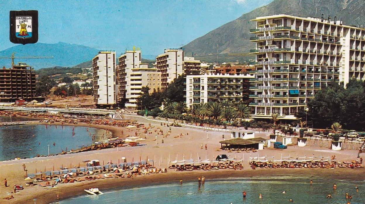 Postal en la que se ven las playas de Marbella con los espigones