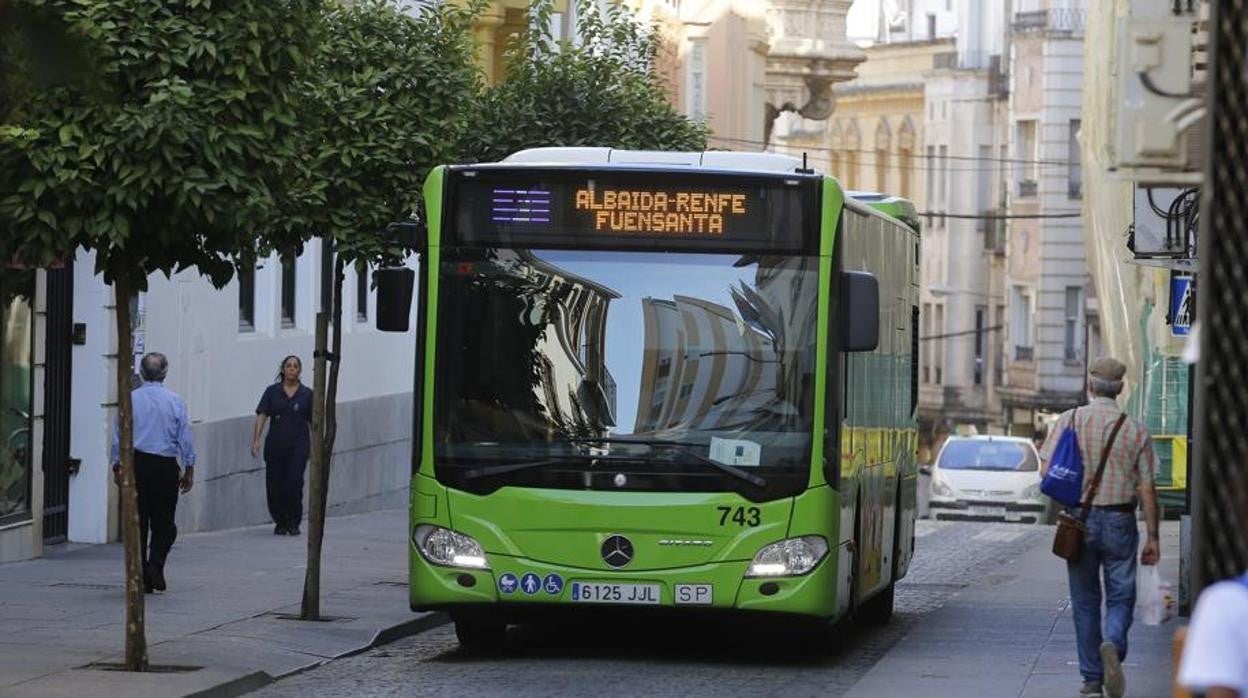 Un autobús de la empresa municipal Aucorsa