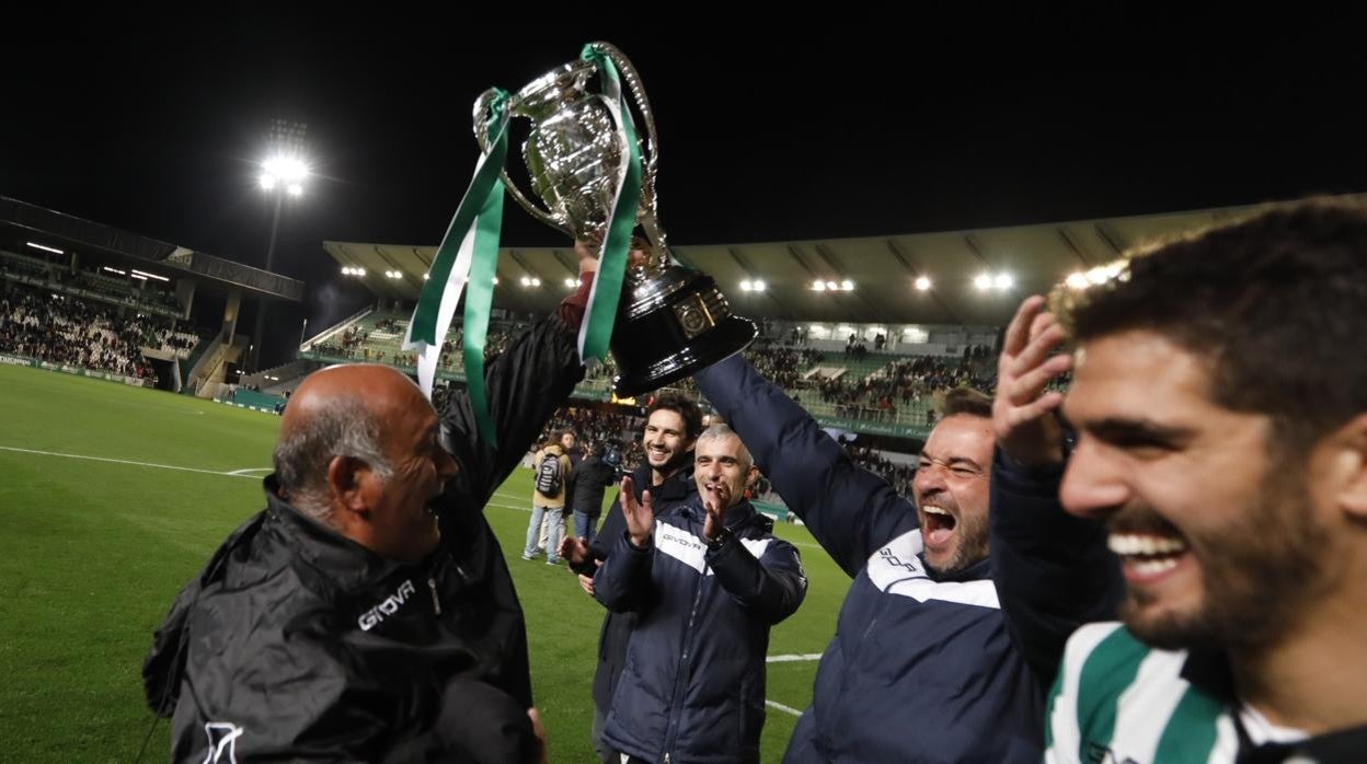 El utillero del Córdoba, José Pedrosa 'Pepillo', y el delegado del club, Julio Cruz, con la Copa RFEF