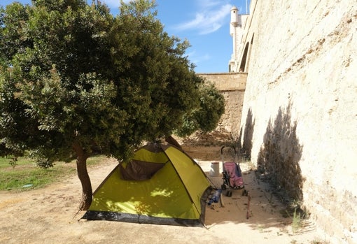 Indigentes acampados junto a la muralla de Puerta Tierra