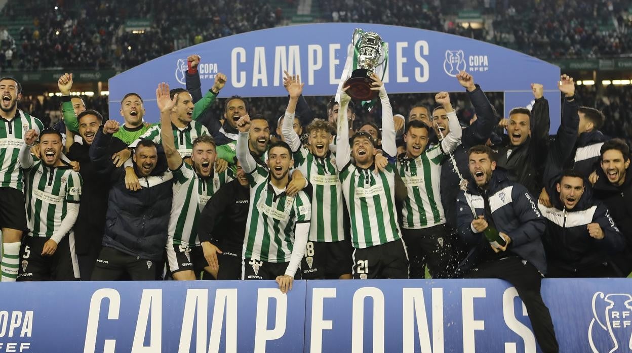 La plantilla del Córdoba CF celebra el título de campeón de la Copa Federación