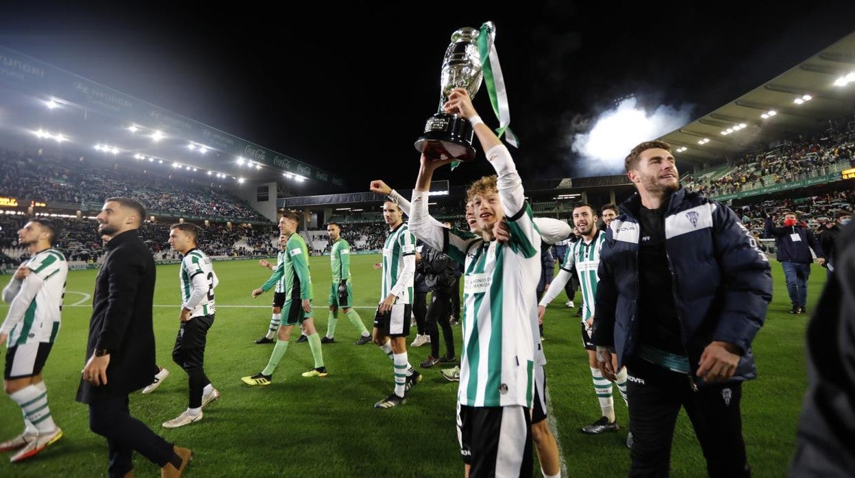 Simo levanta el título de la Copa Federación, el martes, en El Arcángel