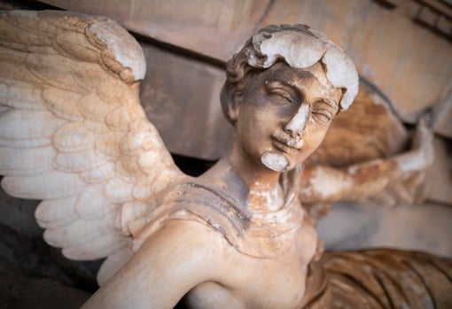Imagen de una de las esculturas desgastadas por el paso del tiempo en la fachada del Palacio de Carlos V