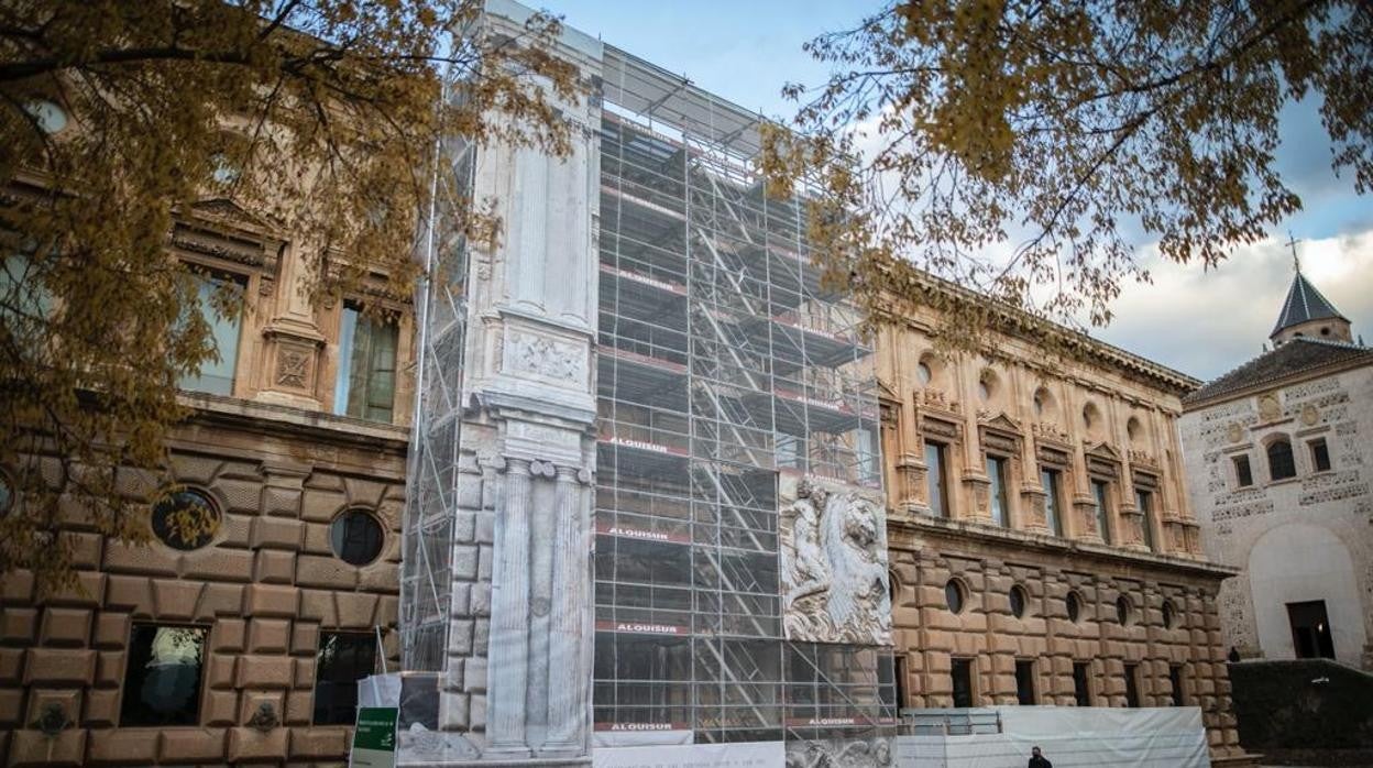 Exterior del Palacio de Carlos V, con los andamios para su restauración