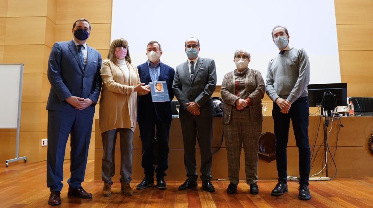 Los coordinadores del nuevo trabajo sobre Antonio Gala, este viernes, en su presentación en la UCO