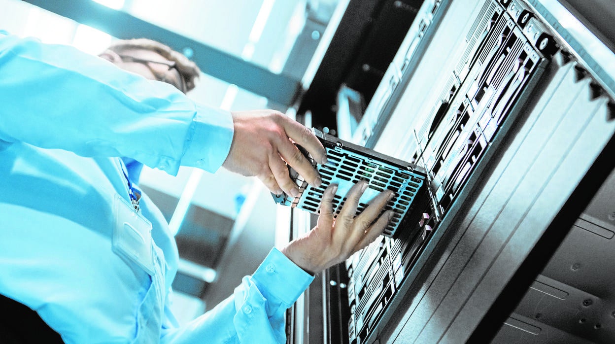 Un ingeniero trabaja sobre un servidor en un centro de datos