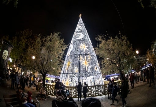 Árbol de navidad ubicado en la plaza Bib-Rambla