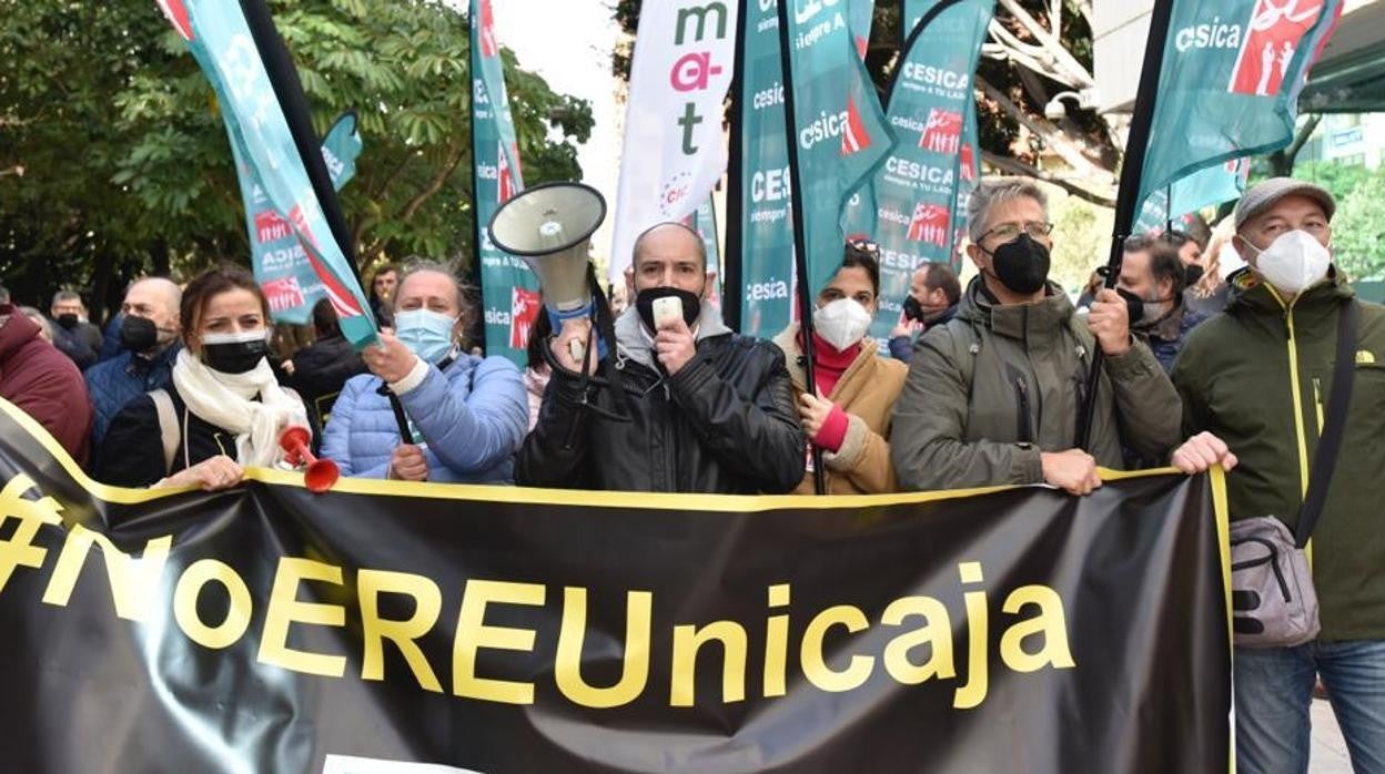El 91% de los empleados de Unicaja secundan la huelga contra el ERE a ...