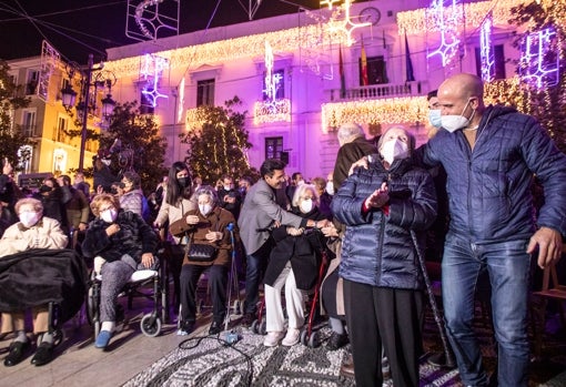 Imagen de ancianos de la residencia Fray Leopoldo en el encendido de luces de navidad de Granada