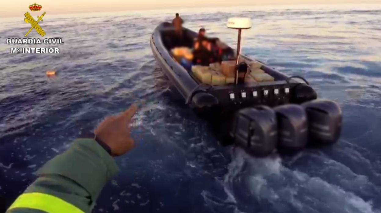 La embarcación semirrígida en la que se trasladaba la droga