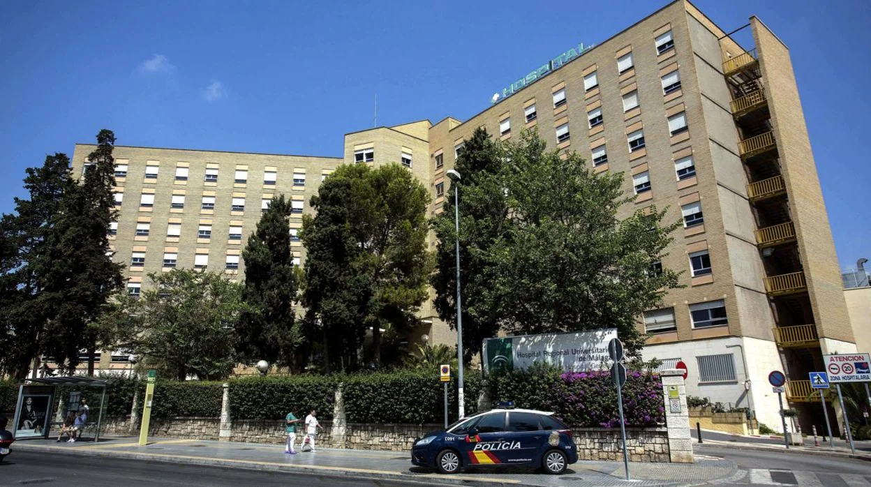 Hospital Regional de Málaga, donde trabajan los profesionales contagiados