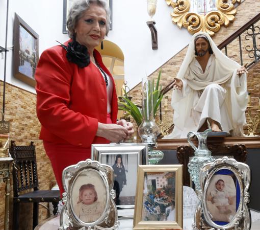 Manolita con el retrato de sus hijos, todos ellos ya fallecidos