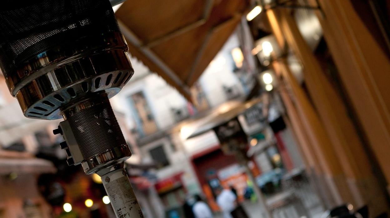 Detalle de una estufa en la terraza de un bar