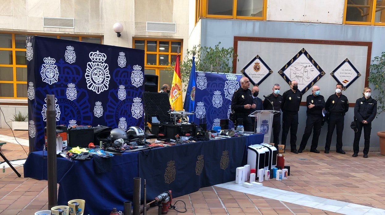 El comisario Enrique Barón Castaño durante la presentación de lo incautado en la operación Way II