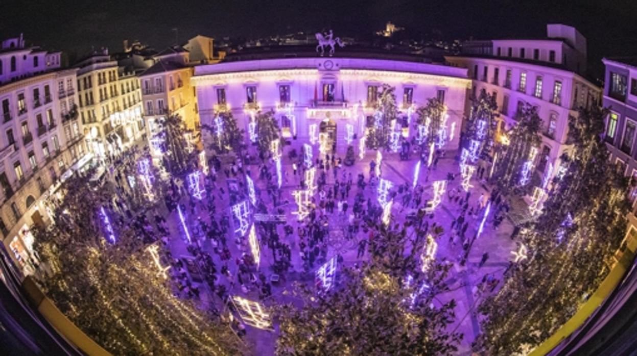 Macarena Olona critica las luces de Navidad de Granada por tener «cruces invertidas»