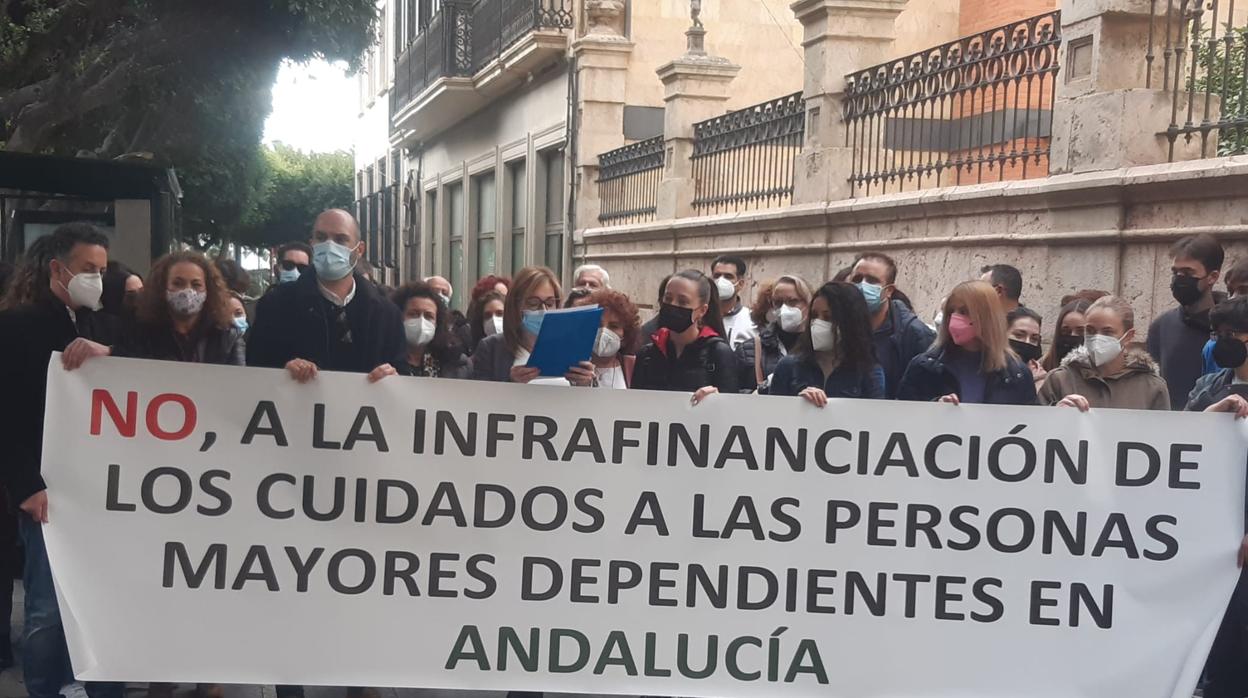 Manifestación este viernes en Almería de las cuatro patronales de la dependencia de Andalucía, que han convocado concentraciones hasta el 21 de diciembre contra la infrafinanciación de plazas concertadas