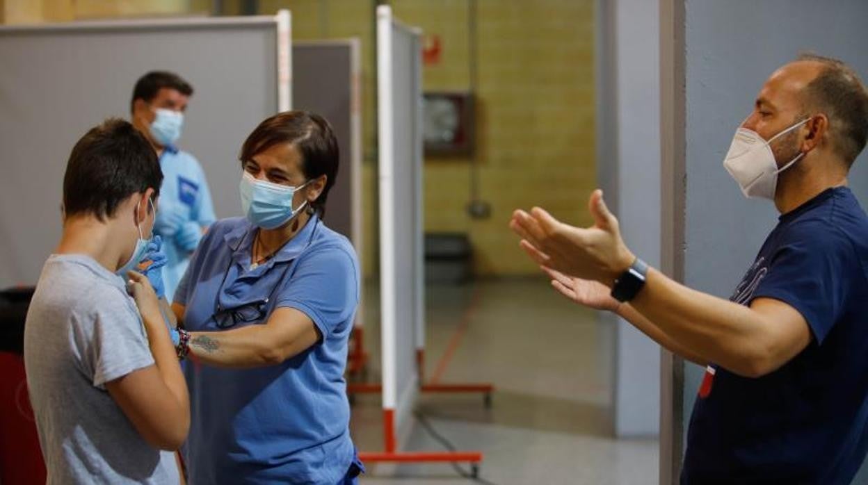 Un menor recibe la vacuna en la última campaña a los mayores de 12 años en Vistalegre