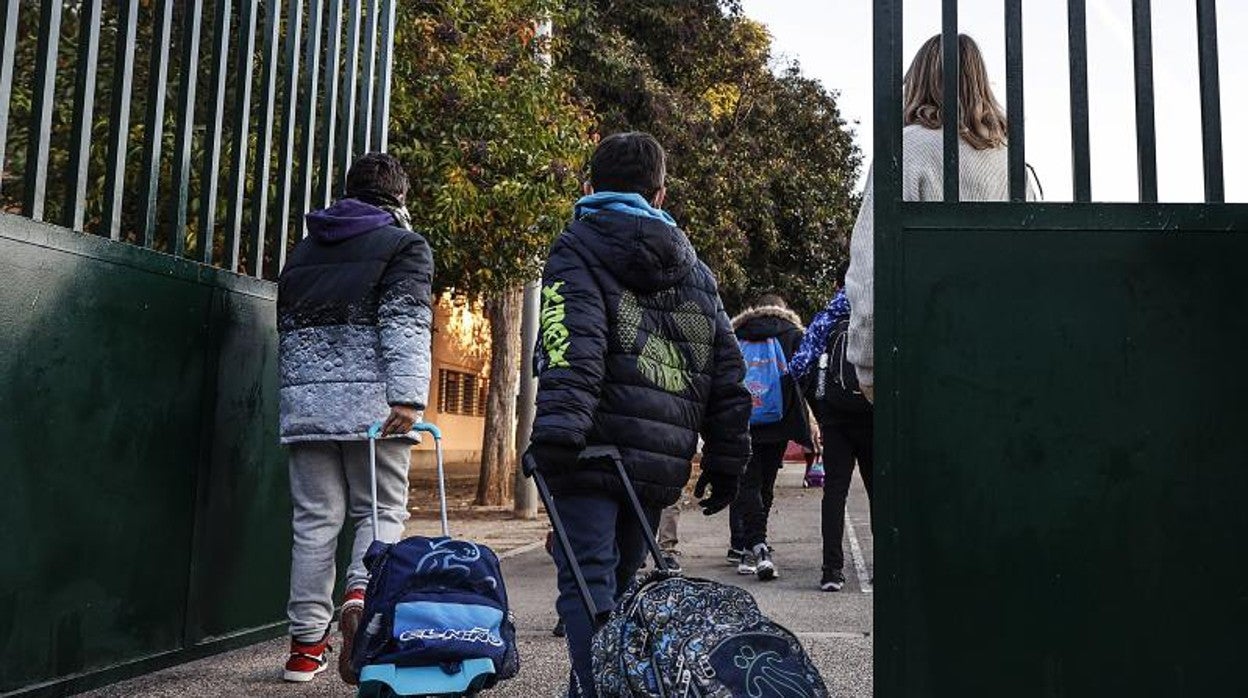 Dos niños entran en un colegio público EP