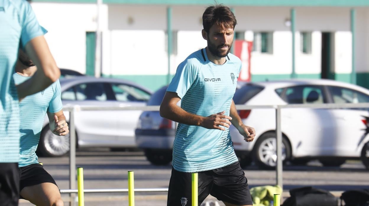 El centrocampista del Córdoba Álex Bernal, en un entrenamiento antes de la lesión
