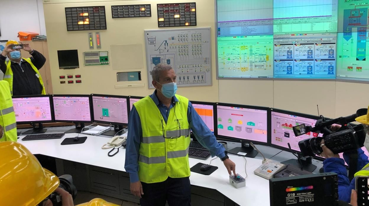 Un técnico de la central procede a la desconexión definitiva de la planta