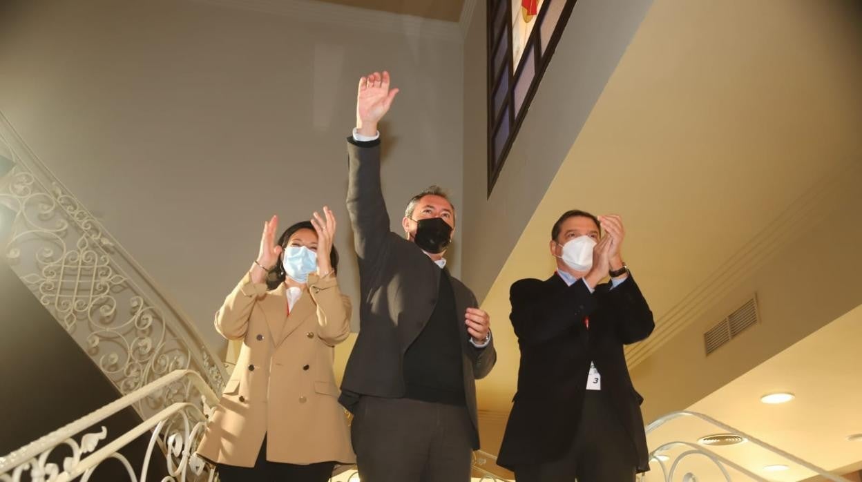 Crespín, Espadas y Planas saludan a los militantes esta mañana en Baena